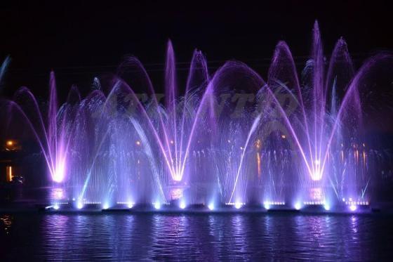 Palais_des_eaux_fontaines_dansantes_violettes
