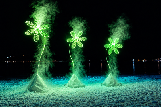 Fleurs-neon-dans-la-brume-nocturne