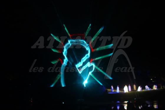 Spectacle_fontaines_ecran_deau_garcon