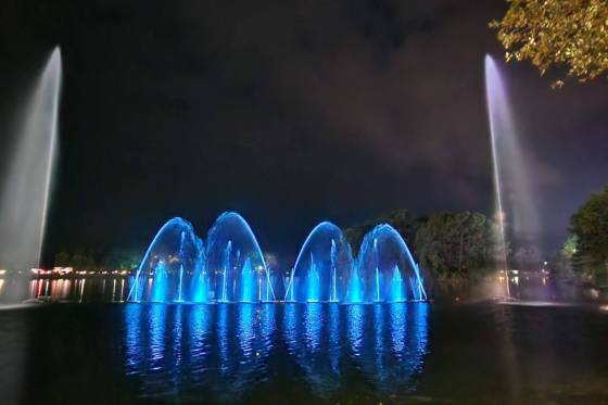 Spectacles_fontaines_geantes_bleus