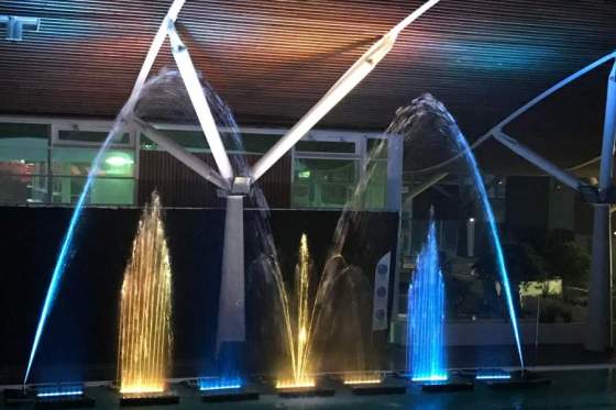 Inauguration_Aqualone_fontaines_bleus_jaunes
