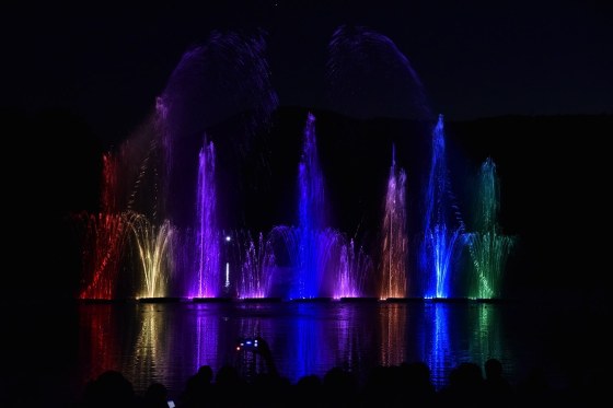 Spectacle_fontaine_multicolore_voyage_de_leau-1