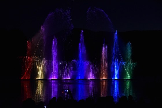 Spectacle_fontaine_multicolore_voyage_de_leau