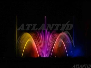 Atlantid - Jets d'eau jaunes, rouges et violets d'un spectacle d'eau féérique