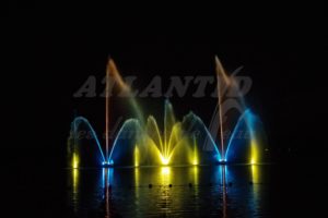 Atlantid - Fontaine composée de jets d'eau géants bleus, oranges et jaunes
