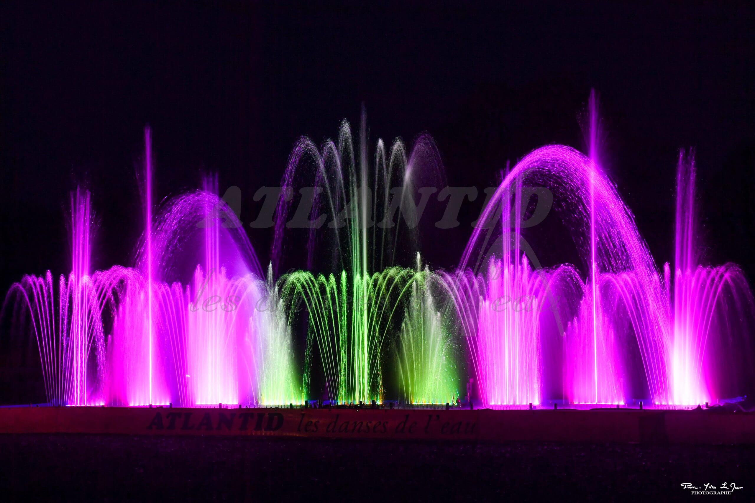 Atlantid - Autres thèmes - Photo fontaine avec jets d'eau roses et verts