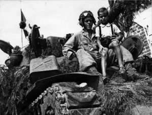 Atlantid - Conmemoración - Foto de un soldado con un niño en brazos.