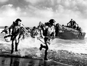 Atlantid - Commémoration - 80eme anniversaire du débarquement - Photo de soldats courant sur la plage lors du débarquement