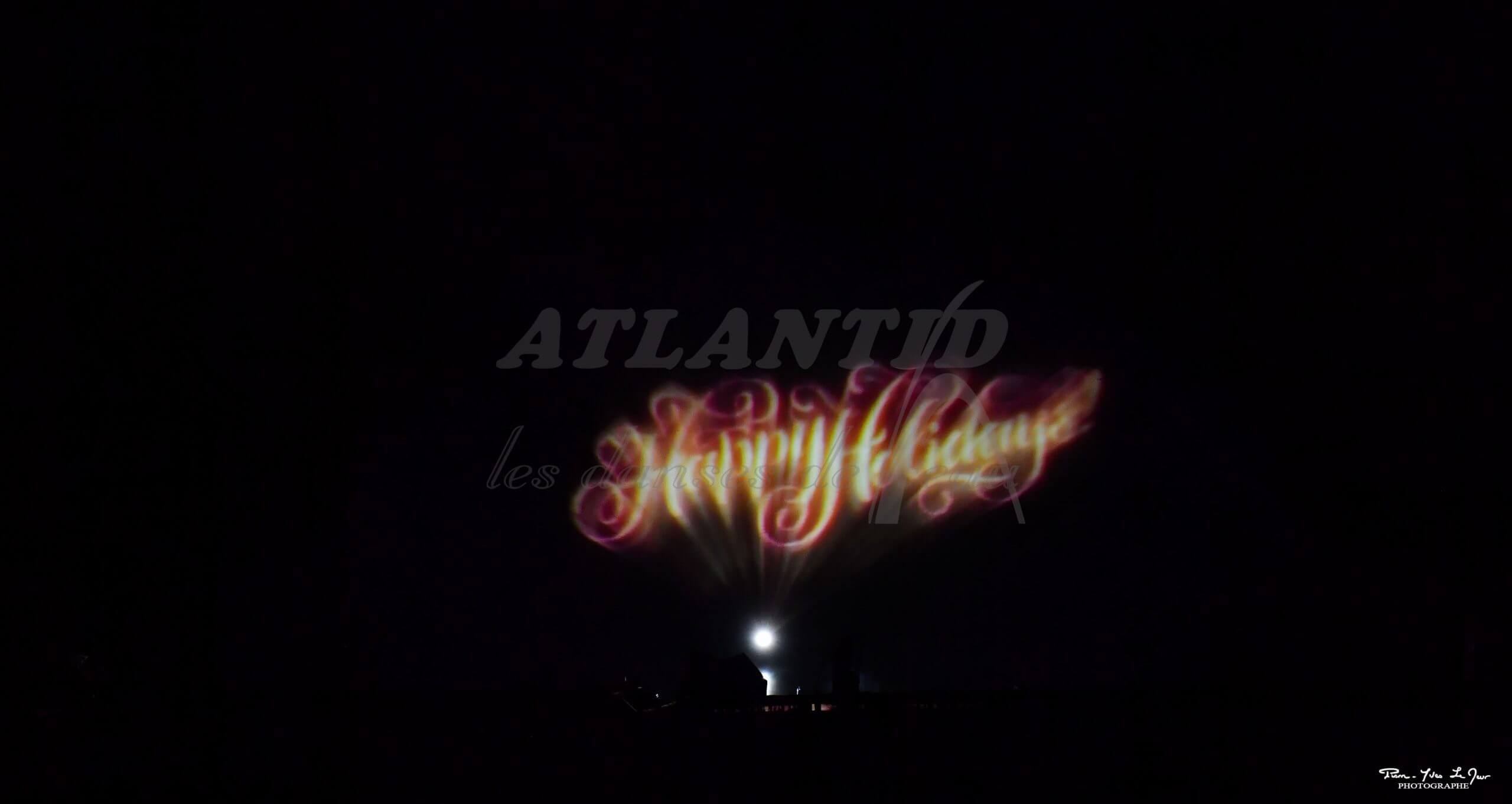 Atlantid - Proyección de texto de felices fiestas en el agua