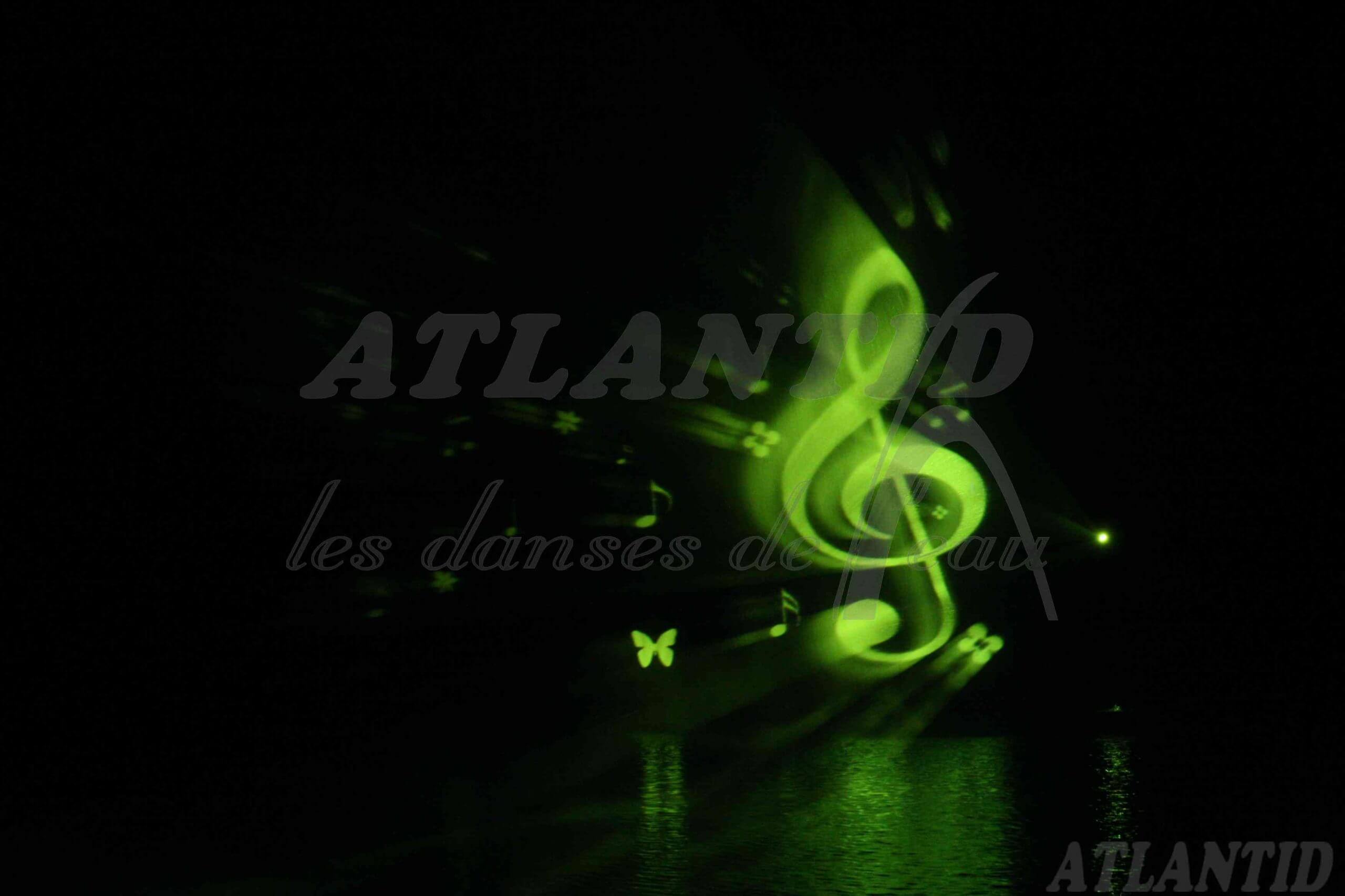 Atlantid - Proyección de una nota musical verde sobre el agua