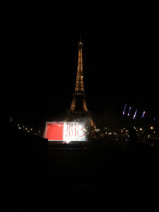 Atlantid - Photo de dates projetées sur un écran d'eau devant la tour Eiffel
