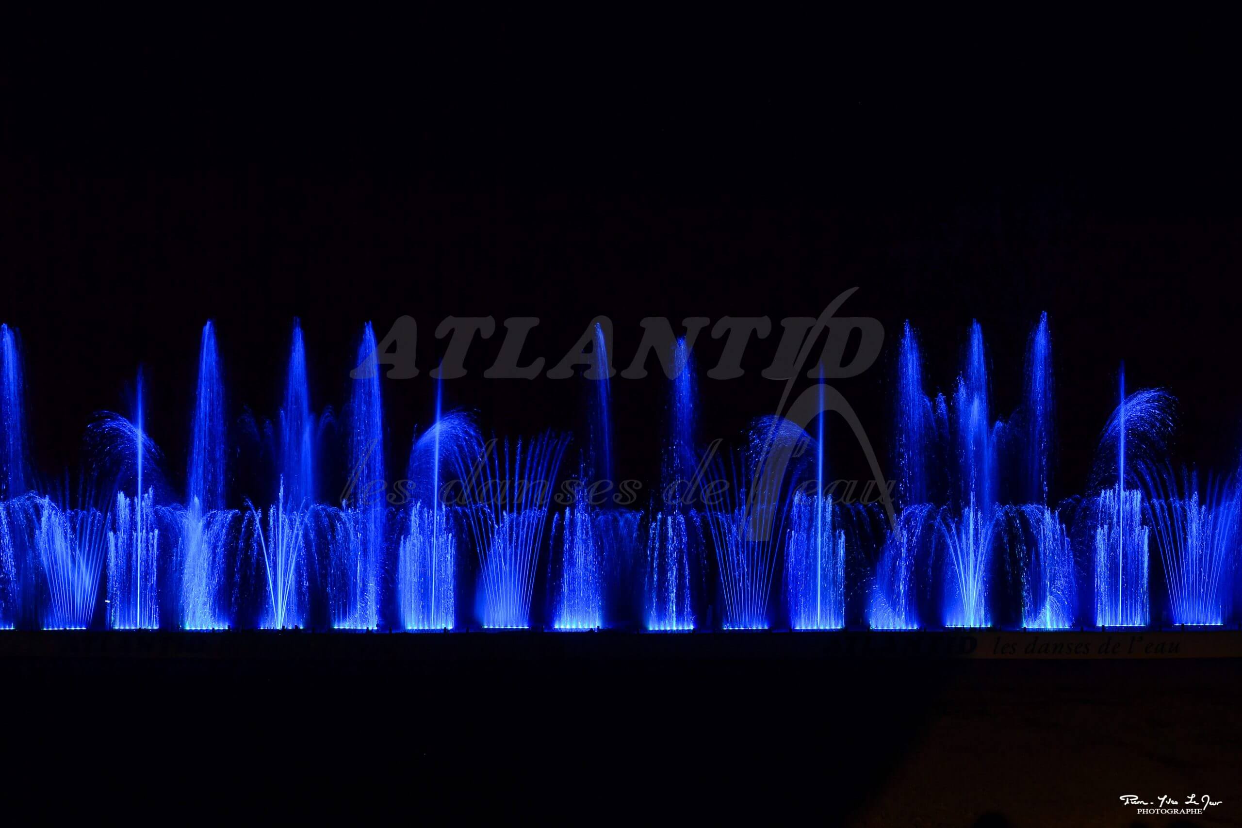Atlantid - Espectáculo de fuentes navideñas con chorros de agua azul