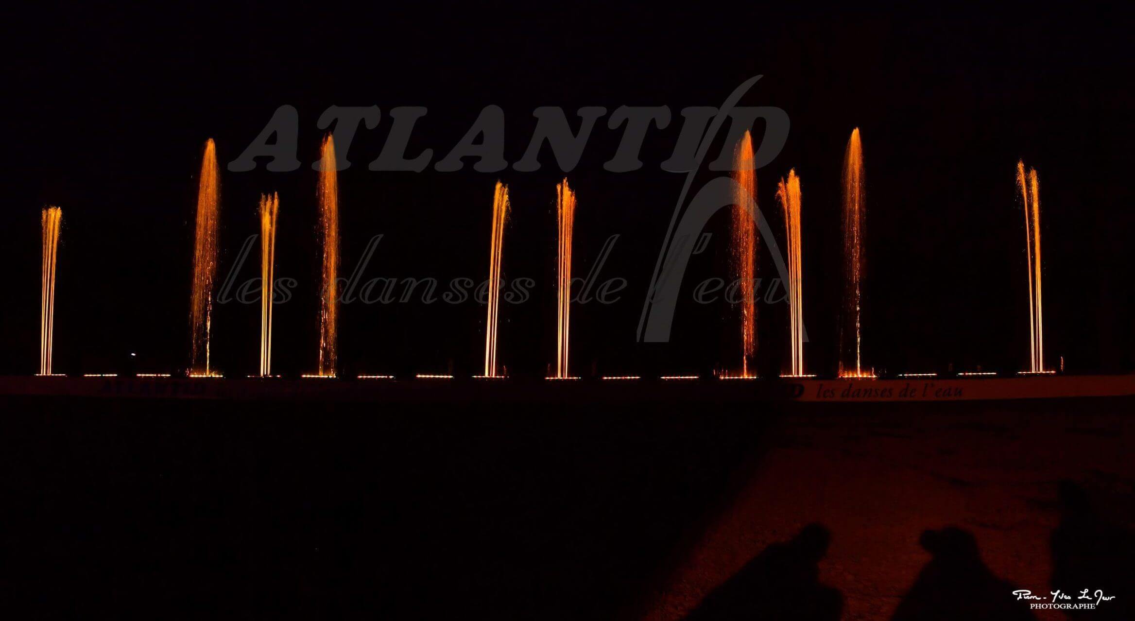 Atlantid - Photo de fontaines avec des jets d'eau oranges