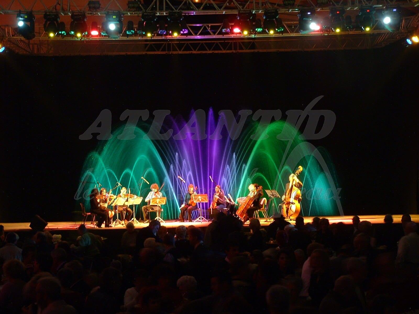 Atlantid - Show con orquesta - Chorros de agua bicolor delante de un concierto