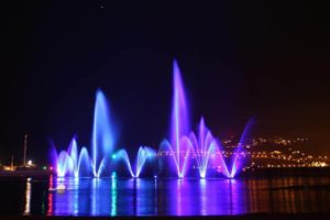 Atlantid - Mandelieu 2019 - Palais des eaux avec jets droits bleu et violet