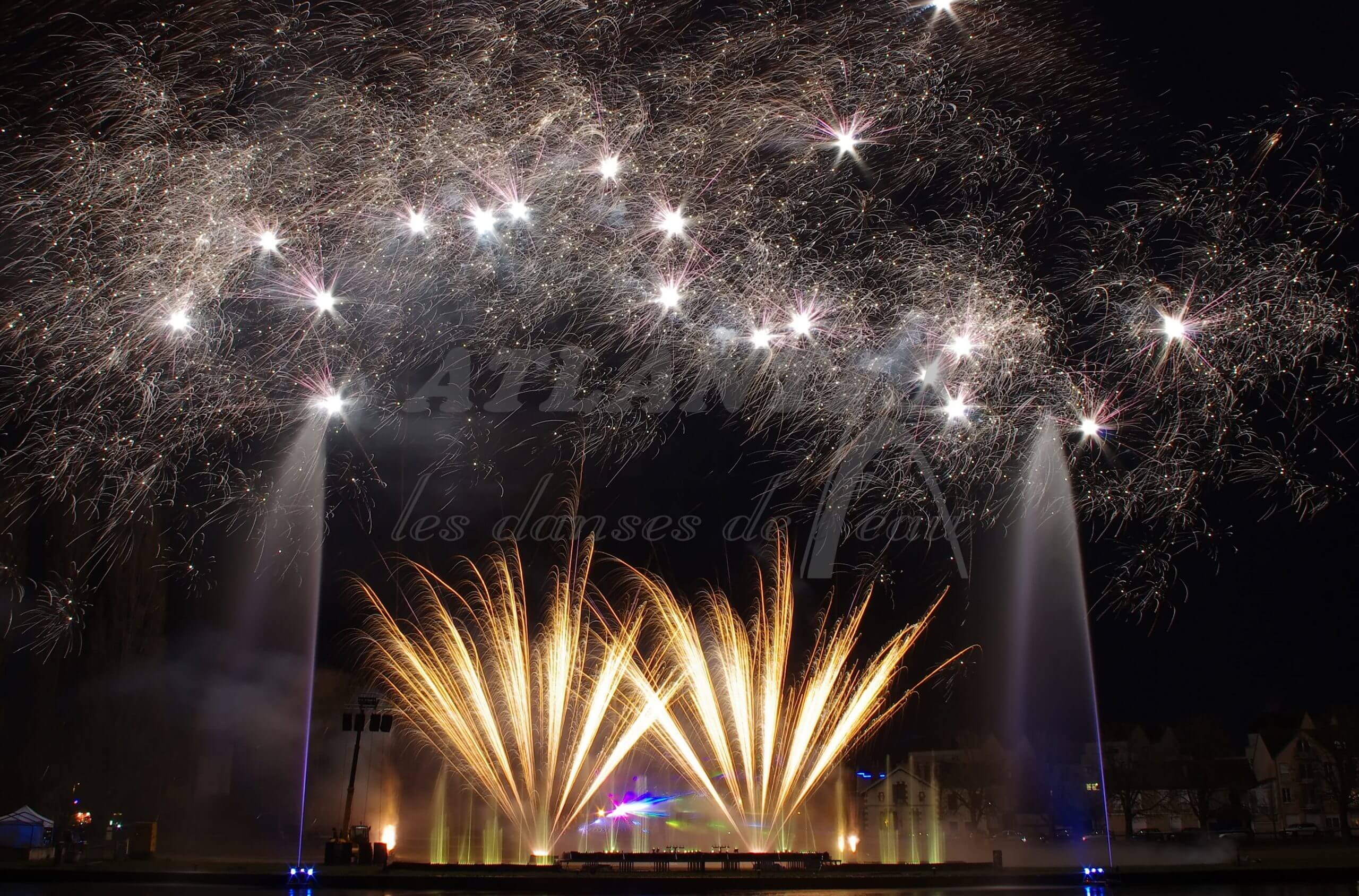 Atlantid - Spectacle de fontaines avec feu d'artifice devant à Auxerre