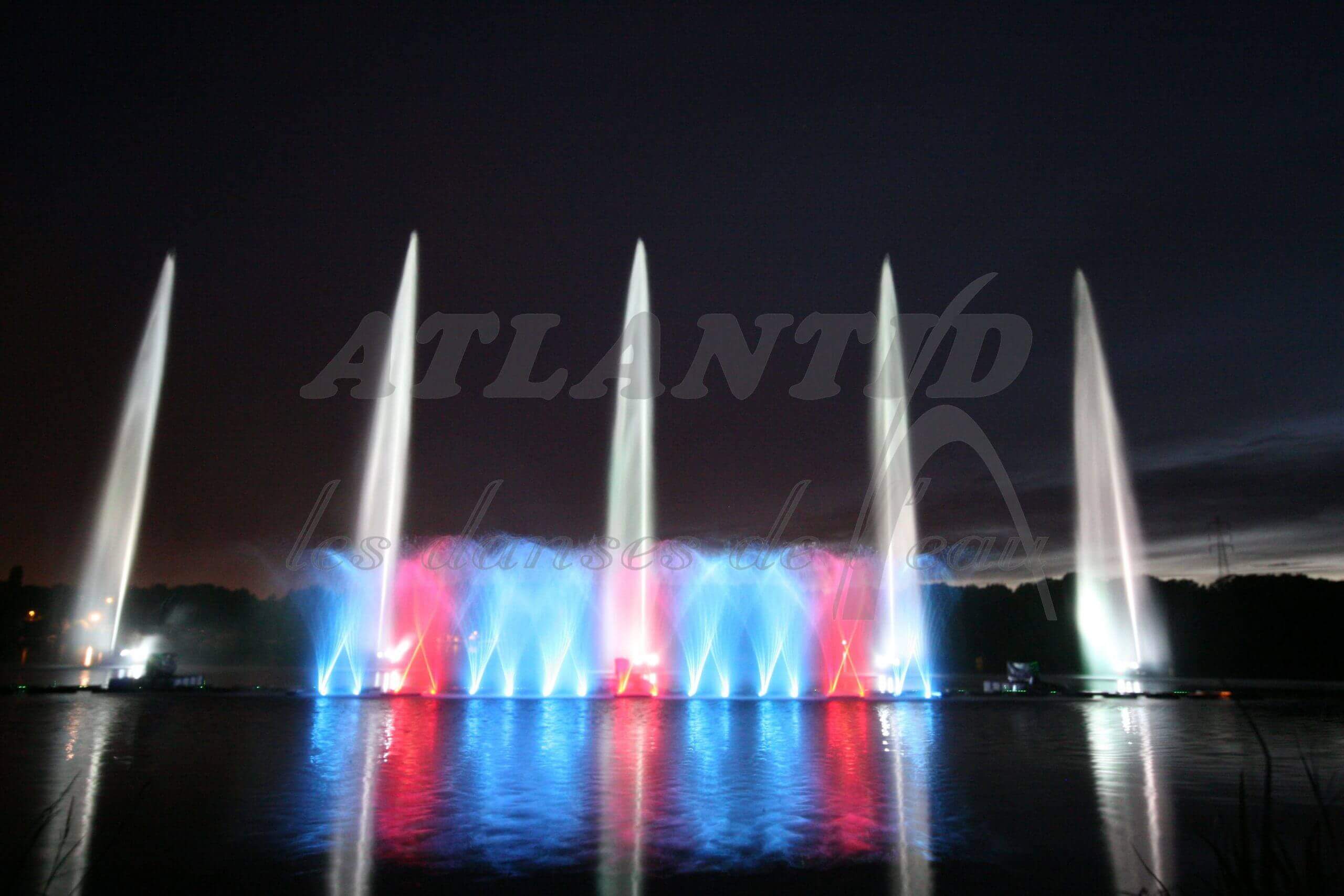 Atlantid - Foto de chorros de agua blancos, azules y rojos.