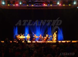 Atlantid - Orchestre jouant un spectacle de jets d'eau bleus