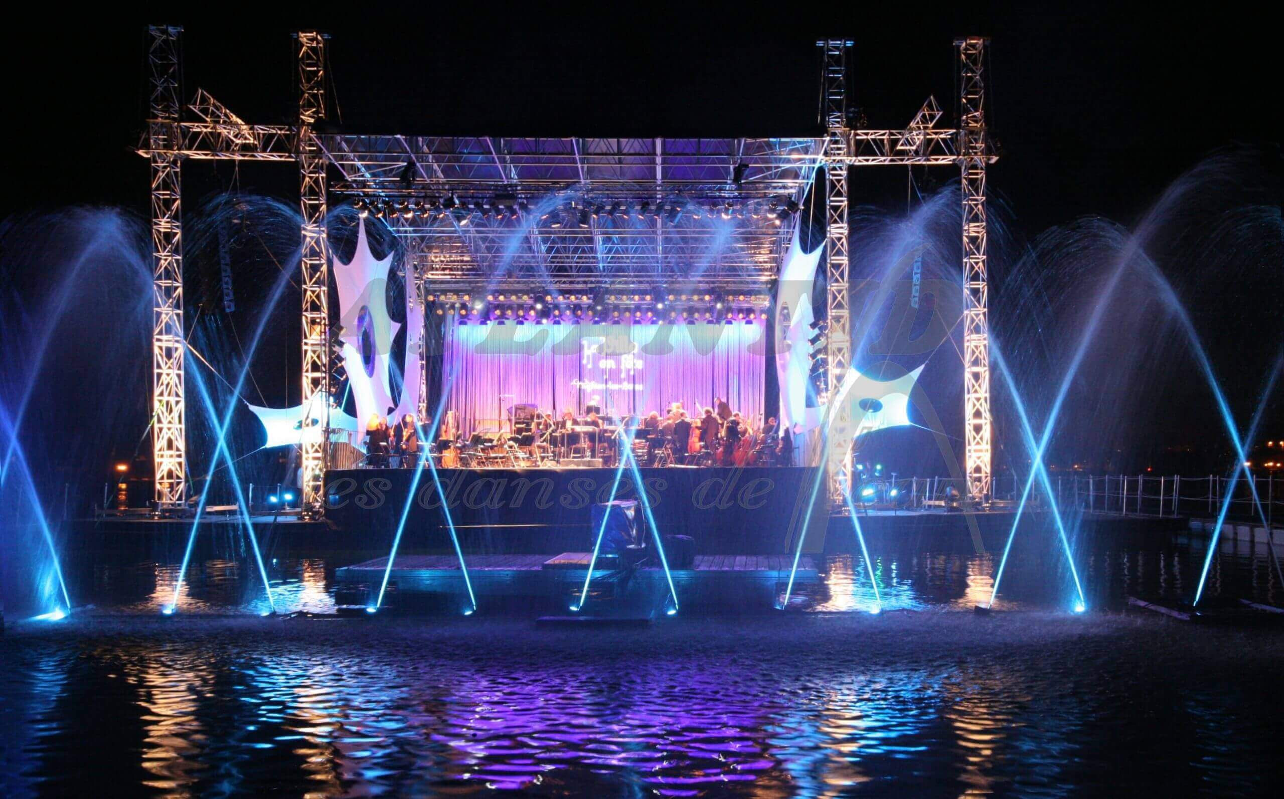 Atlantid - Escenario de conciertos con chorros de agua azul al frente