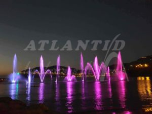 Atlantid - La belle Epoque - Chorros de agua azules, violetas y rosas.