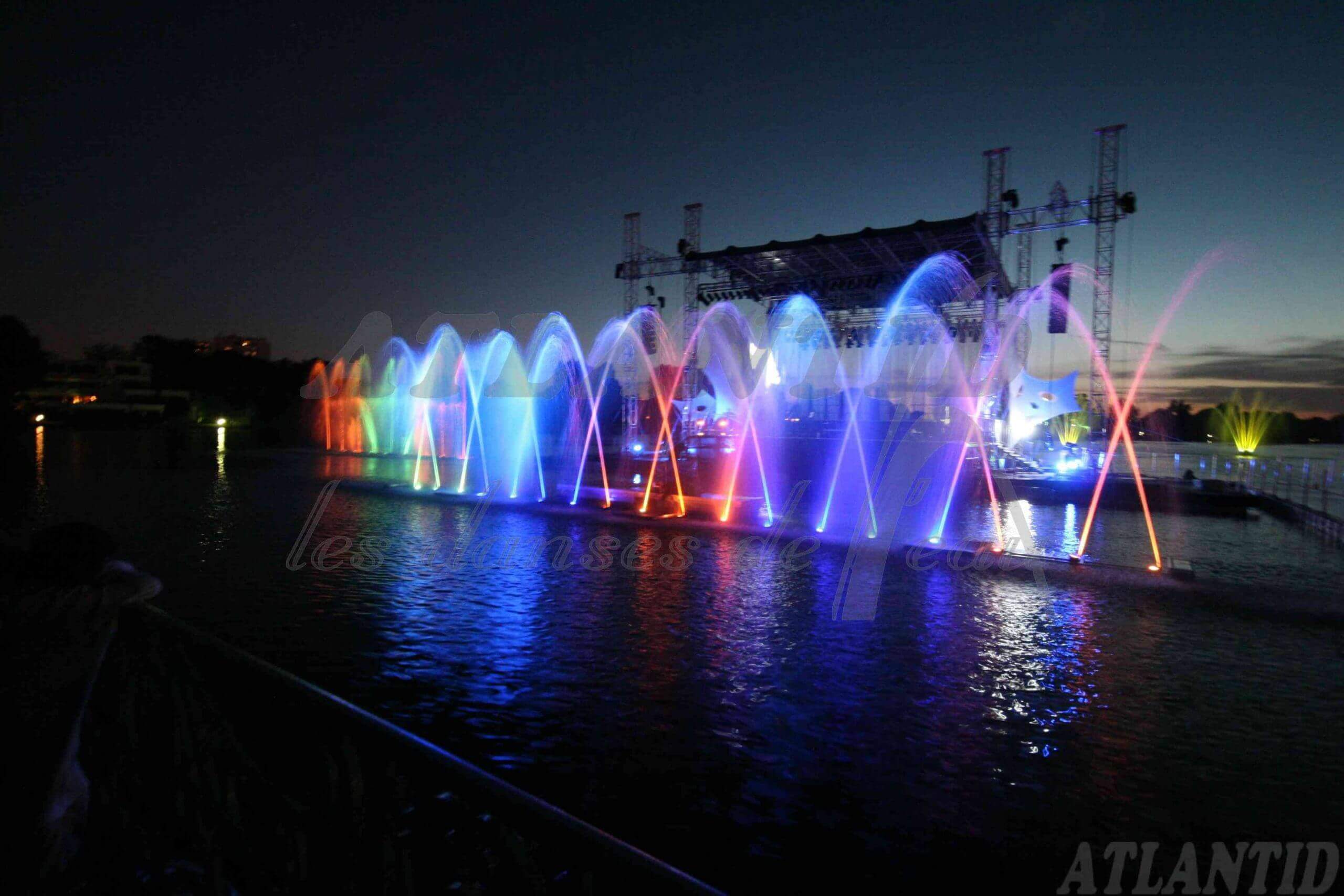 Atlantid - Espectáculos personalizados - Escena con chorros de agua multicolores al frente.