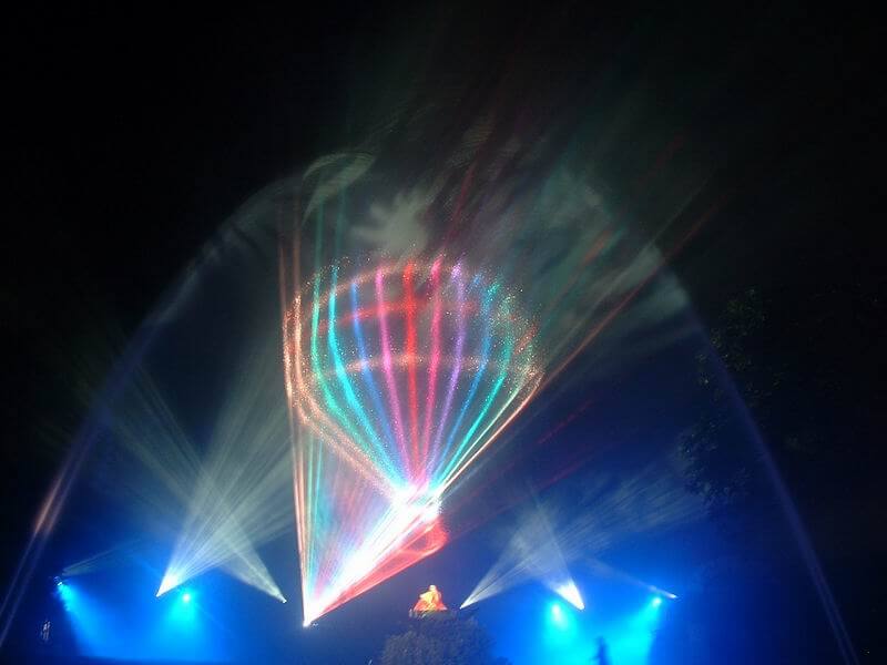 Atlantid - Show fontaine avec lasers projetant une montgolfière