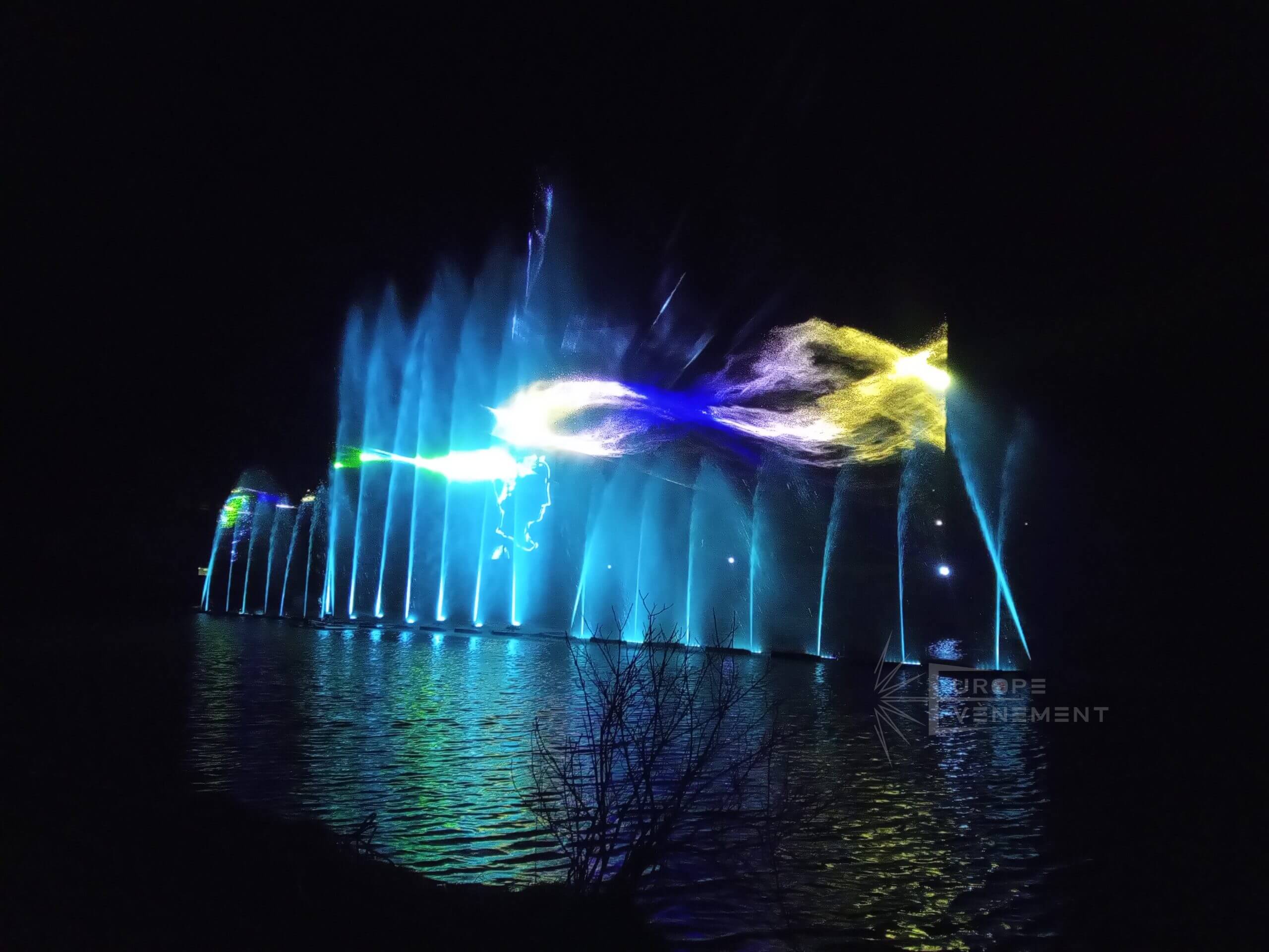 Atlantid - Projection de formes abstraites au laser sur jets d'eau
