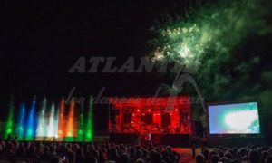 Atlantid - Spectacle de jets d'eau avec feu d'artifice et scène en fond
