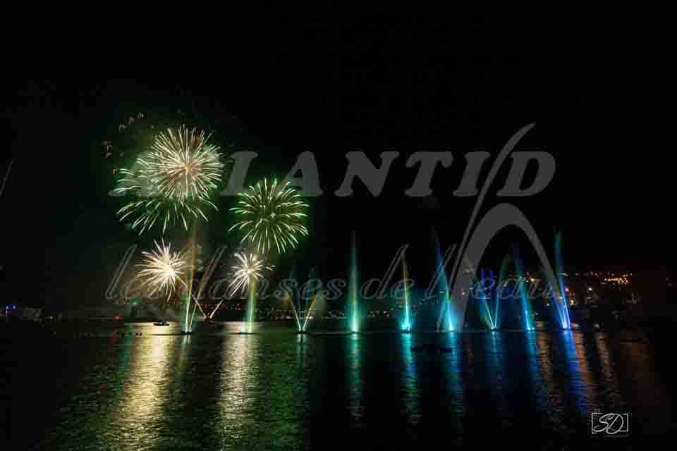 Atlantid - La belle époque - Jets d'eau bleus et feu d'artifice vert en fond