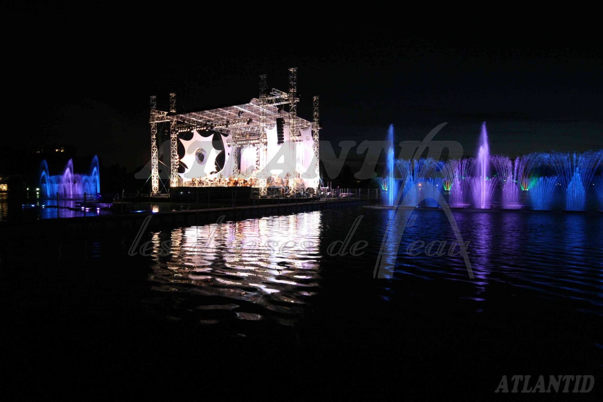 Atlantid - Show con orquesta - Foto de un escenario con un espectáculo de fuentes al fondo por la noche