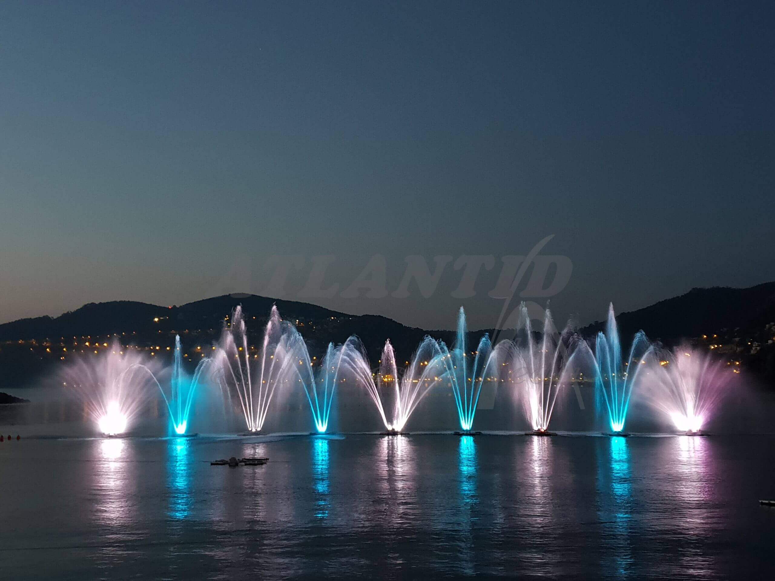 Atlantid - Mandelieu 2019 - Palacio del agua con chorros azules y blancos