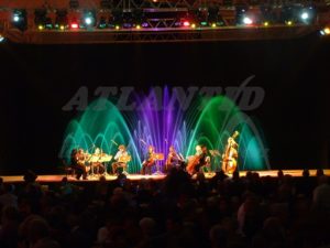 Atlantid - Fontaines de décoration - Spectacle de jets d'eau bleus, verts et violets avec concert jouant devant