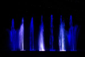 Atlantid - Spectacle de fontaines Atlantid avec jets bleus