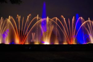 Atlantid - Dancing fountains - Conflant St-Honorine 2015 - Orange and blue jets