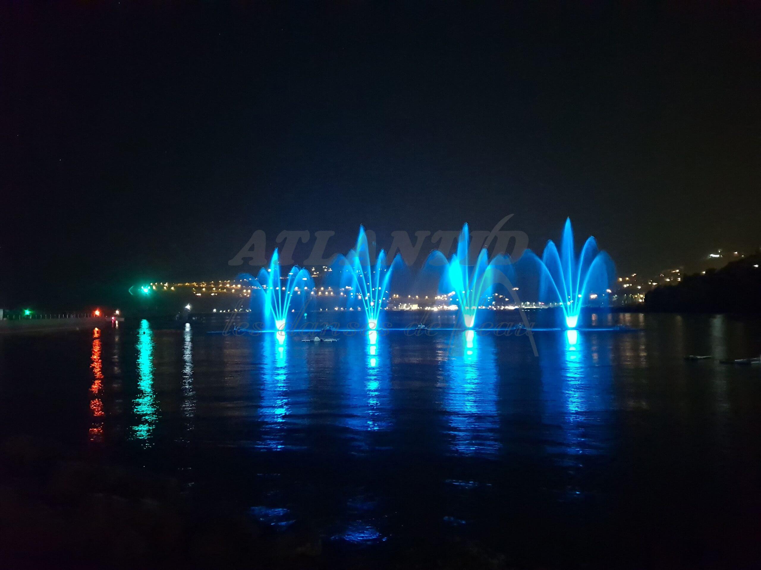 Atlantid - Espectáculos de fuentes con chorros de agua azul por la noche