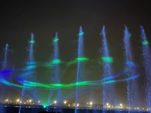 Fontaine dansante bleu traversé par un laser au Portugal