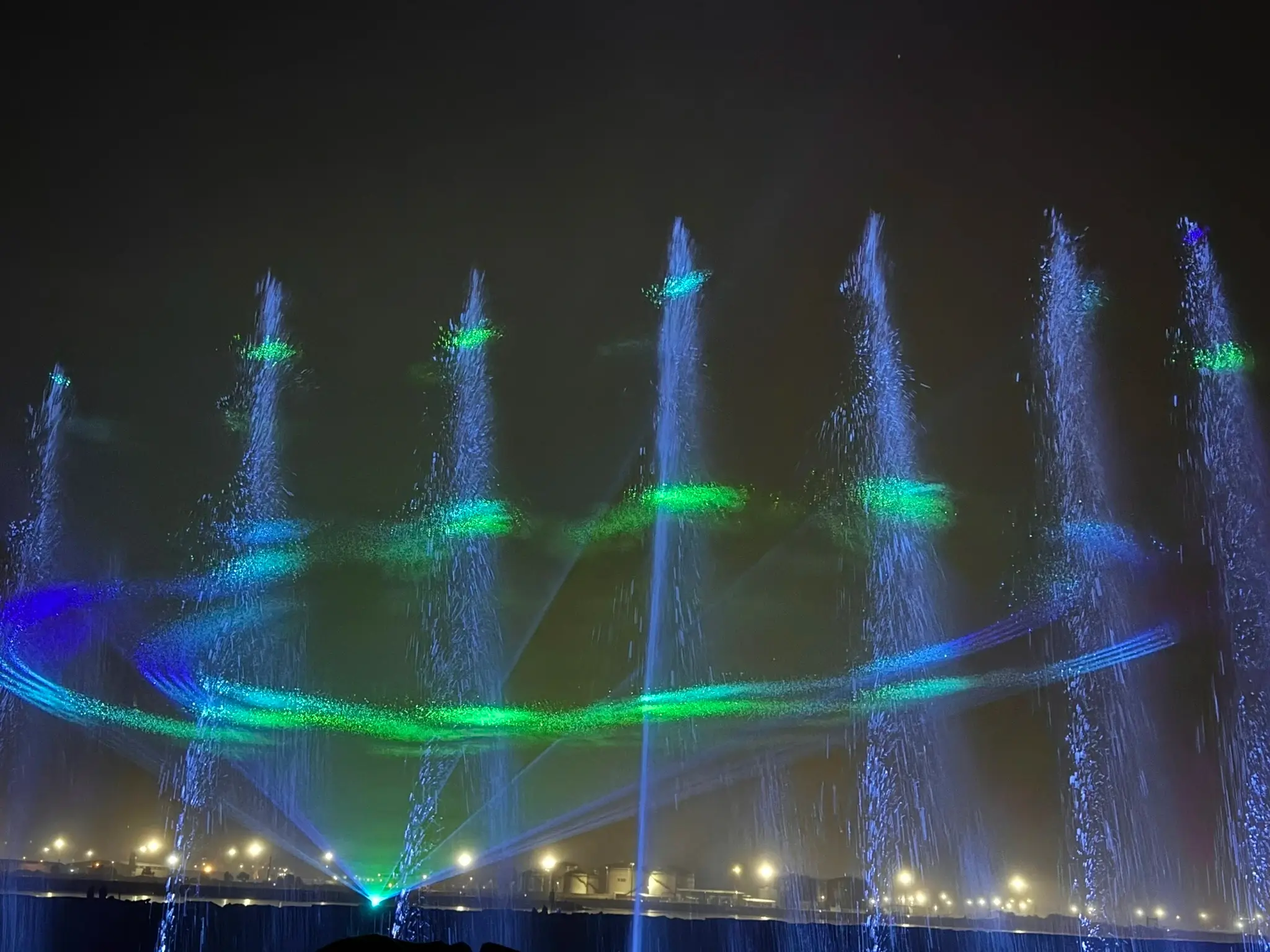 Fontaine dansante bleu traversé par un laser au Portugal