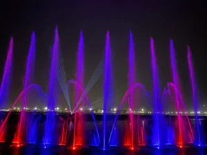 Lors d'un évènement au Portugal, des fontaines dansantes rouges et bleus sont apparus afin de réaliser un spectacle aquatique lumineux