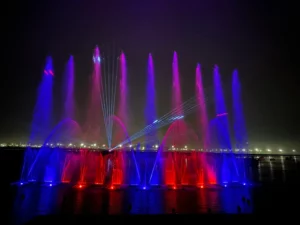 Un spectacle aquatique réalisé à l'aide de fontaines dansantes et de lumières