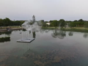 Scénographie extérieure avec brume et illumination artistique