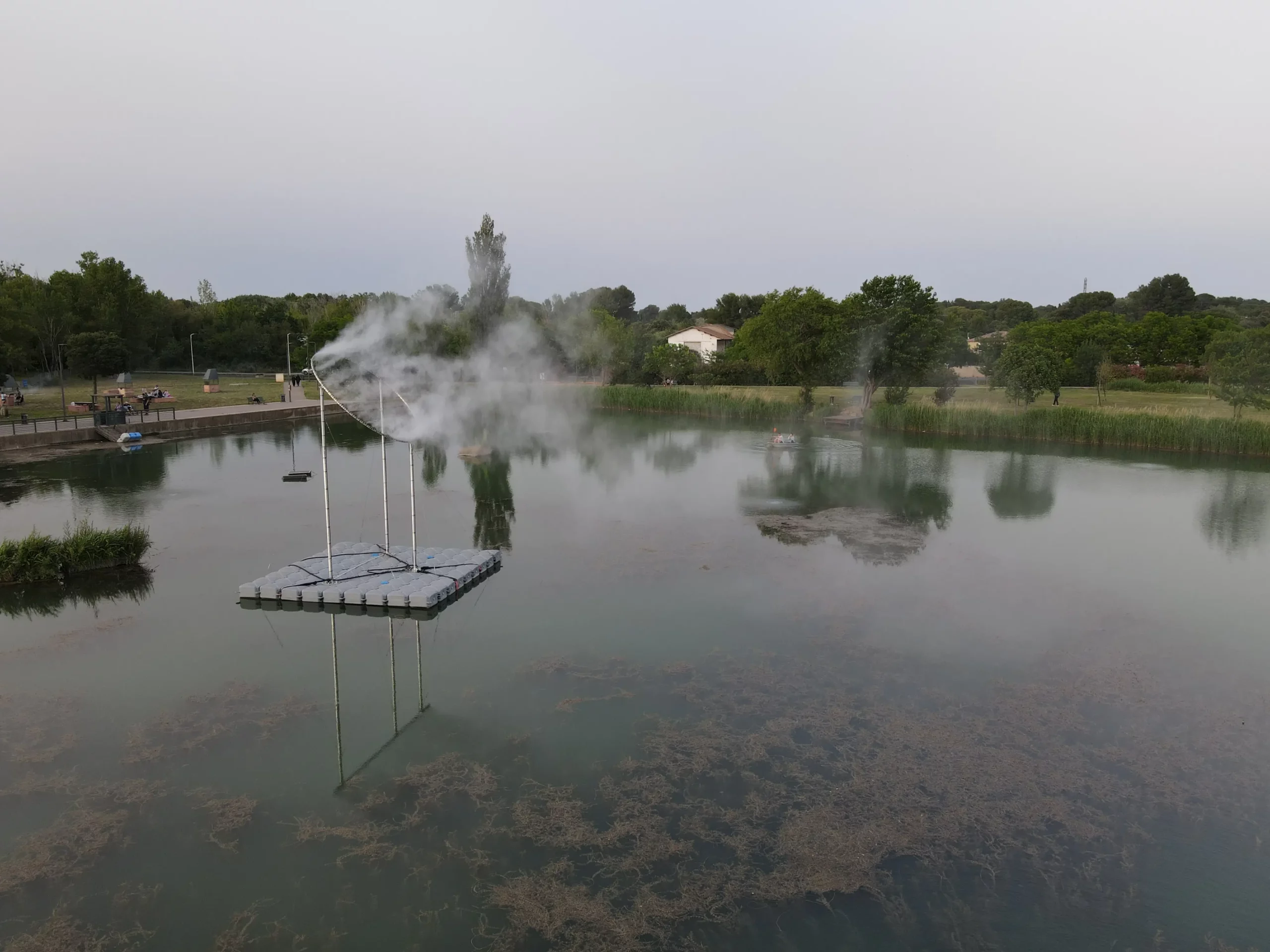 Scénographie extérieure avec brume et illumination artistique